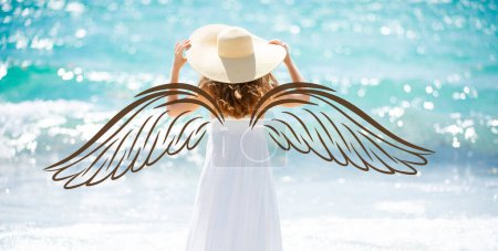 Téléchargez les photos : Valentines day horizontal photo banner for website header design. Angel beauty woman with wings. Back view beautiful girl with straw hat enjoying sunbath at beach - en image libre de droit