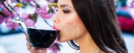 Téléchargez les photos : Woman drink coffee. Spring banner for website header. Spring woman fashion concept. Morning coffee. Spring concept - en image libre de droit