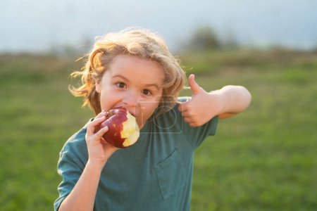Téléchargez les photos : Happy teen boy with apple. Photo . Kid with apple - en image libre de droit