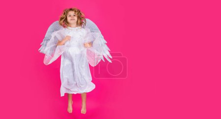 Téléchargez les photos : Little angel jump, kids jumping, full body. Little angel fly. Child at angel costume. Kid with angel wings. Isolated studio shot. Horizontal header, banner - en image libre de droit