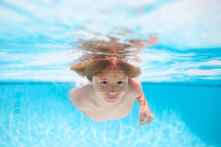 Téléchargez les photos : Summer kids in water in pool underwater. Underwater boy in the swimming pool. Cute kid boy swimming in pool under water - en image libre de droit