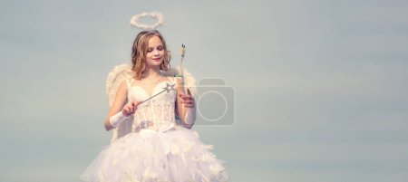 Téléchargez les photos : Banner with angel teenager. Lovely and cute youth. Girl angel with halo in white angel dress. Valentines day cupid - en image libre de droit