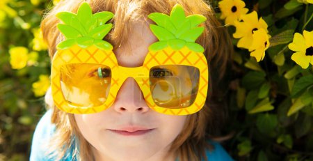 Téléchargez les photos : Spring and kid. Banner for website header. Crazy summer vibes. Cute child in party sunglasses - en image libre de droit
