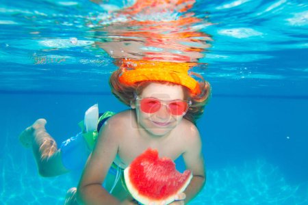 Foto de Summer watermelon. Kid boy swimming underwater on the beach on sea in summer. Blue ocean water. Child boy swimming in pool. Underwater children - Imagen libre de derechos