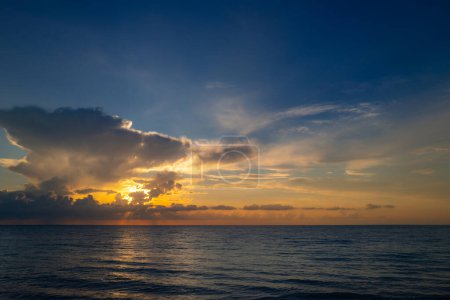 Foto de Playa de mar con puesta de sol o salida del sol. Paisaje nublado sobre el mar al atardecer. Puesta de sol en la playa tropical. Naturaleza puesta del sol cielo del mar. Nubes dramáticas - Imagen libre de derechos