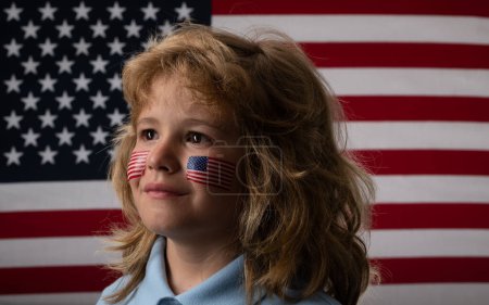 Téléchargez les photos : Kid célébration indépendance jour 4 juillet. Concept des États-Unis d'Amérique. Enfant avec drapeau américain. Jour du Souvenir. Visage drôle d'enfants avec drapeau américain sur la joue. patriote américain, fan - en image libre de droit