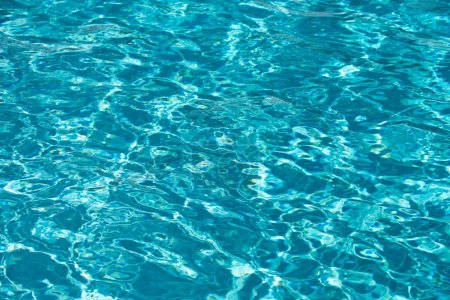 Foto de Fondo de agua azul en la piscina con reflejo solar, ondulación de la ola de agua en la piscina. Fondo de agua clara - Imagen libre de derechos