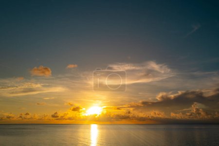 Foto de Playa de mar con puesta de sol o salida del sol. Nubes sobre el mar del atardecer. Puesta de sol en la playa tropical. Naturaleza puesta del sol paisaje de sol mar - Imagen libre de derechos