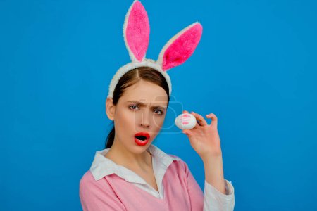 Téléchargez les photos : Empreinte baiser rouge à lèvres sur oeuf de Pâques. Lapin de Pâques femme, lapin et fille. Chasse aux œufs - en image libre de droit