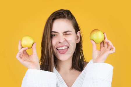Téléchargez les photos : Stomatology concept. Woman with apples. Funny woman with apple near face. Healthcare and dental care concept, isolated background - en image libre de droit