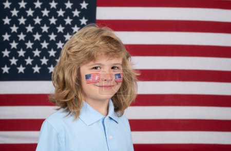 Téléchargez les photos : Drapeau américain sur la joue de l'enfant, jour de l'indépendance 4 juillet. Concept des États-Unis d'Amérique. Le 4 juillet, jour de l'indépendance des Etats-Unis. Portrait d'un enfant patriote américain. Le 4 juillet - en image libre de droit