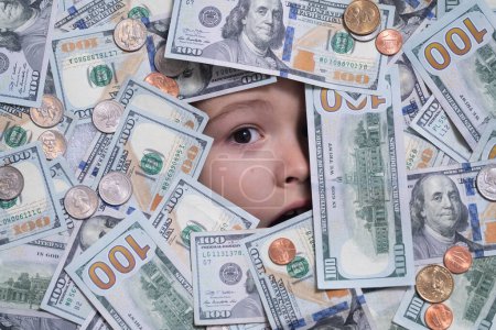 Téléchargez les photos : Drôle de visage d'enfant en dollars d'argent billets de banque fond - en image libre de droit
