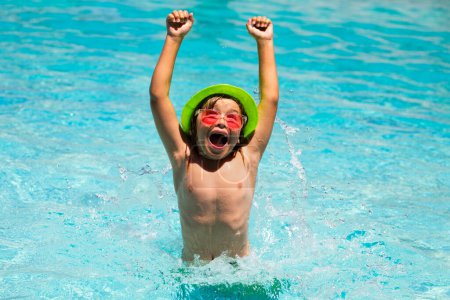 Foto de Niños jugando en la piscina. Vacaciones para niños y concepto de vacaciones. Verano niños diversión - Imagen libre de derechos