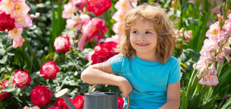 Téléchargez les photos : Enfant avec arrosoir, bannière de printemps. Enfant arrosant une plante avec arrosoir - en image libre de droit