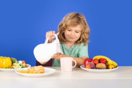 Téléchargez les photos : Healthy breakfast for kids. Kid with dairy milk. Cheerful kid keeping healthy diet nutrition, getting calcium, vitamins, probiotics for growth from dairy products - en image libre de droit