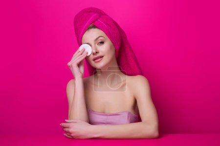 Téléchargez les photos : Woman with cotton pad. Toner for cleaning make up. Clean healthy skin, studio background. Beauty woman holding cotton pad, applying cleansing lotion facial wipe on face, removing makeup - en image libre de droit