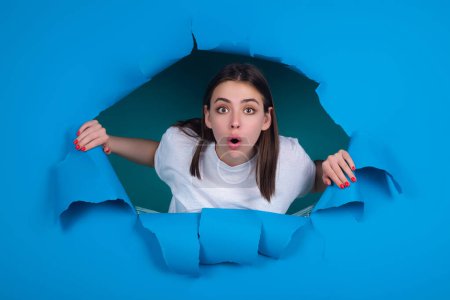 Foto de Close up photo of impressed woman isolated over studio background. Portrait of an excited young girl looking in excitement. Young woman shocked with surprise expression, amazed and excited face - Imagen libre de derechos
