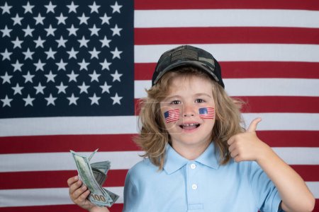 Foto de Sueños americanos. Niño rico feliz con dinero en efectivo. Día de la independencia de los niños 4 de julio. Concepto Estados Unidos de América - Imagen libre de derechos