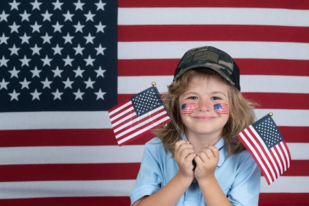 Téléchargez les photos : Jour de l'indépendance 4 juillet. Enfant avec drapeau américain. Drapeau américain sur la joue des enfants - en image libre de droit
