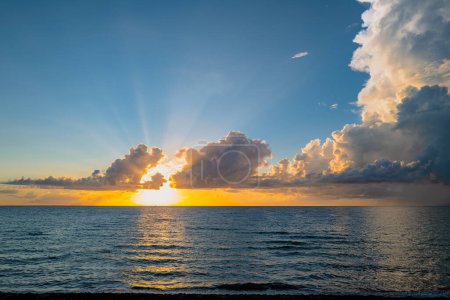 Foto de Puesta de sol en el mar. Playa amanecer con cielo nublado - Imagen libre de derechos