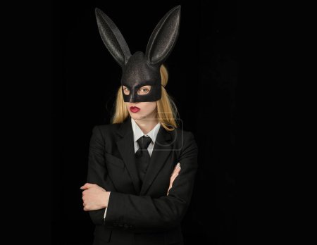 Téléchargez les photos : Femme sexy portant un lapin de Pâques noir. Belle femme en costume de lapin - en image libre de droit