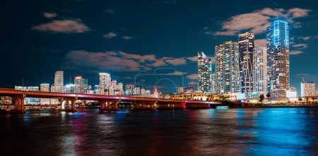 Foto de Noche en Miami. Florida. Cityscape City rascacielos del centro de Estados Unidos - Imagen libre de derechos