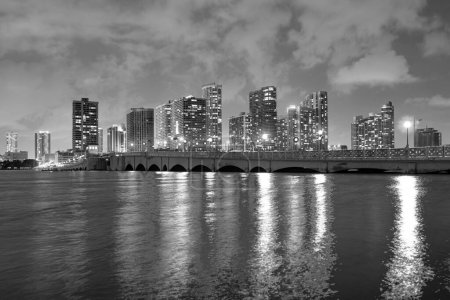 Foto de Miami City. Paisaje del centro. Estado de Florida. Ciudad por la noche - Imagen libre de derechos