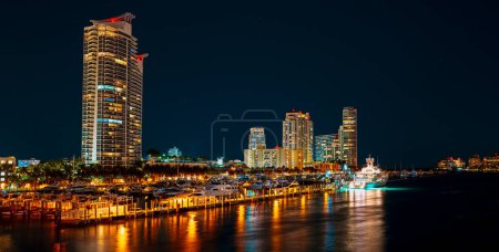 Foto de Ciudad de Miami skyline. Florida. Rascacielos de Miami por la noche. Estados Unidos - Imagen libre de derechos