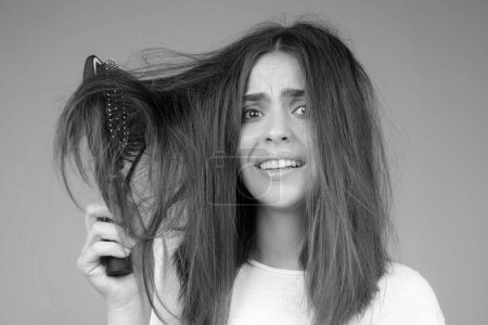 Téléchargez les photos : Femme avec peigne et problèmes de cheveux, Soins des cheveux et concept de perte de cheveux - en image libre de droit