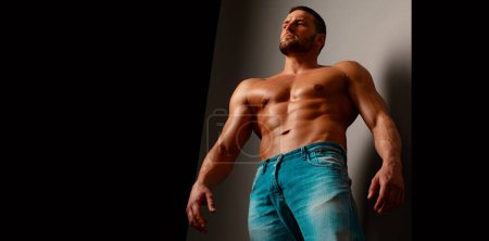 Foto de Torso de hombre desnudo. Cuerpo masculino desnudo. Tipo desnudo. Sexy modelo de fitnes musculosos en topless. Abdominales desnudos - Imagen libre de derechos