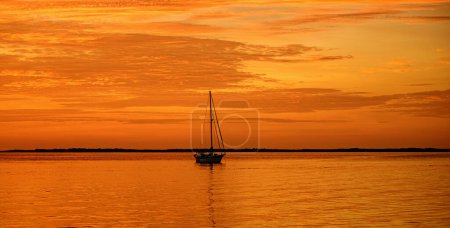 Téléchargez les photos : Bateau sur la mer au coucher du soleil. Voiliers à voiles. Yacht océanique naviguant sur l'eau - en image libre de droit