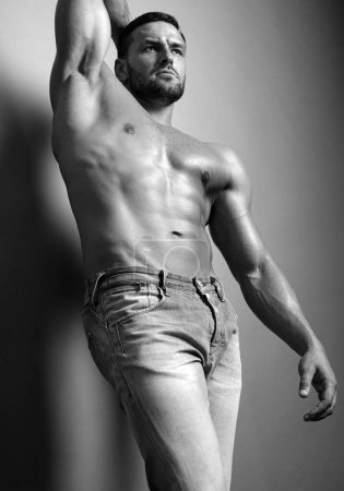 Nackter Oberkörper. Nackter männlicher Körper. Nackter Typ. Sexy muskulöser Mann. Oben-ohne-Modell. Nackter Bauch
