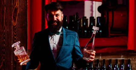 Foto de Armarios barbudos, camarero o camarero en el bar. Hombre con barba y bigote, diseño retro vintage - Imagen libre de derechos