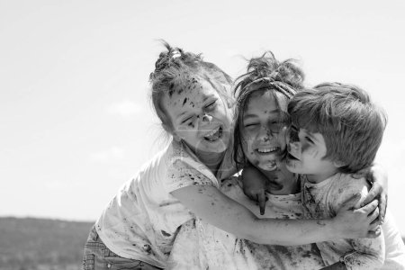 Téléchargez les photos : Portrait d'un heureux rire embrassant les enfants. Portrait d'un enfant positif lors d'une journée d'été en plein air - en image libre de droit