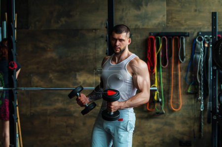 Foto de Portrait of handsome sporty man with muscular body doing weight lifting. Guy workout at gym. Fitness trainer, sport instructor, sporty man, fit model, sportsman workout. Power athletic guy bodybuilder - Imagen libre de derechos