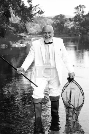 Téléchargez les photos : Portrait de l'homme barbu joyeux pêche. Pêche et capture. Un passe-temps masculin de pêcheur. Pêche sportive. Prise réussie. Le week-end. Homme d'affaires retraité - en image libre de droit