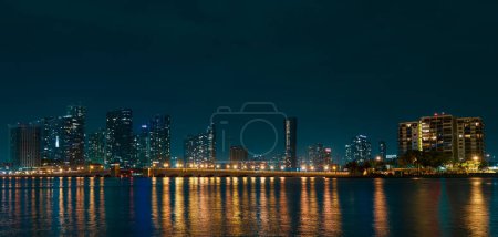 Téléchargez les photos : La nuit de Miami. Vue panoramique sur les toits et le littoral de Miami - en image libre de droit