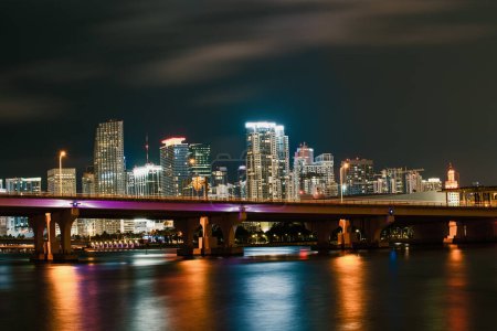 Foto de Noche en Miami. Skyline de reflexiones de bahía de miami biscayne, alta resolución - Imagen libre de derechos
