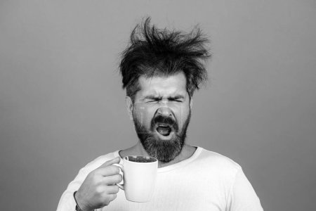 Foto de Hombre bebiendo café. Buen día, despierta temprano en la mañana, estilo de vida, concepto diario. Sleepy shaggy chico en la mañana - Imagen libre de derechos