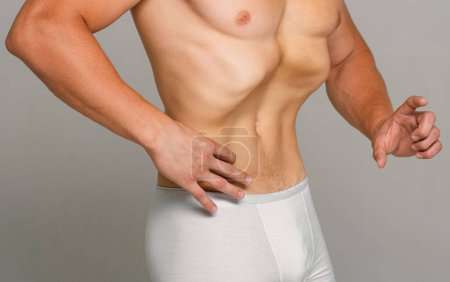 Mann schlanken Magen. Nackter männlicher Oberkörper. Fitness und gesunder Lebensstil. Männliche Unterwäsche