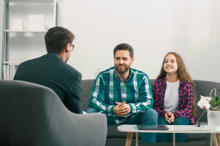 Téléchargez les photos : Psychologue donner la thérapie familiale pour papa et fille adolescente, psychologie. Conflits parentaux, crise des enfants - en image libre de droit