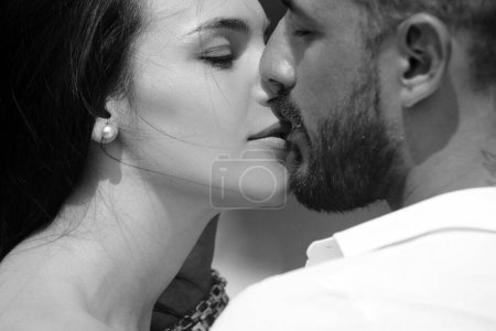 Téléchargez les photos : Embrassez-vous en profitant de tendresse et d'intimité. Sensation de désir. Amoureux sensuels passionnés profitant de l'intimité faire l'amour - en image libre de droit
