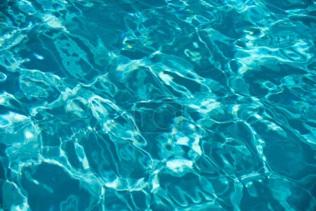 Foto de Fondo de agua, olas onduladas. Patrón de piscina azul nadando. Superficie marina. Agua en piscina con reflejo solar. Banner con espacio de copia - Imagen libre de derechos