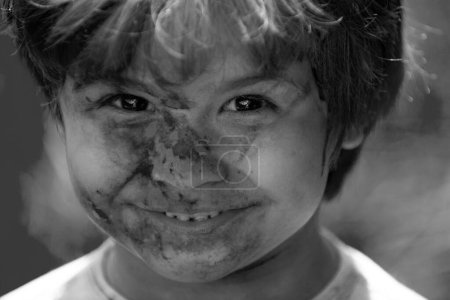 Foto de Niño del festival Holi. Cara graciosa de niño pintado. Niño juega con los colores - Imagen libre de derechos