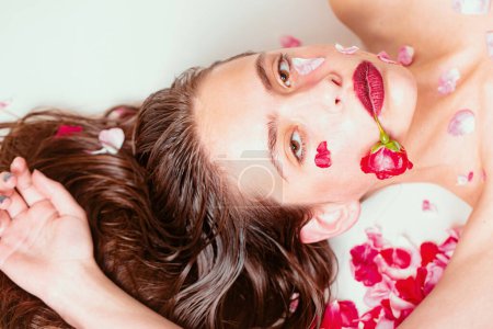 Téléchargez les photos : Concept cosmétique. Femme sexy avec des roses. Sensuelle fille de nature. Passion. Inspiration du printemps et de l'été. Cosmétologie - en image libre de droit