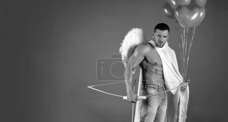 Téléchargez les photos : Concept de Saint-Valentin. Un bel ange. Homme sportif sexy avec des ailes d'anges. Cupidon. Amour. Le 14 février. Flèche d'amour. Isolé sur rouge - en image libre de droit