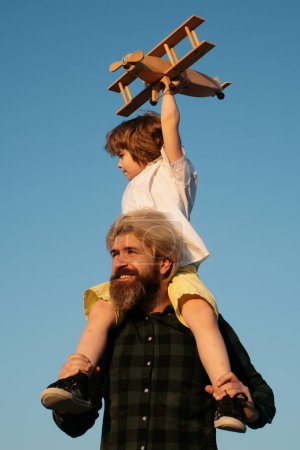 Foto de Feliz padre e hijo con sueños de avión de viajar. Papá y los niños. Niño piloto chico - Imagen libre de derechos