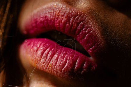 Téléchargez les photos : Lèvres. Gros plan femme nue lèvre. Maquillage naturel. Sexy lèvre pleine et dodue. Cosmétologie, injections, plastique beauté - en image libre de droit