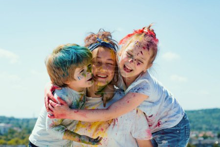 Foto de Retrato de una feliz risa abrazando a los niños. Retrato de un niño positivo en un día de verano al aire libre - Imagen libre de derechos