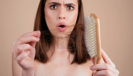 Téléchargez les photos : Cheveux pour problème de perte de cheveux, femme montrer ses cheveux emmêlés cheveux abîmés - en image libre de droit